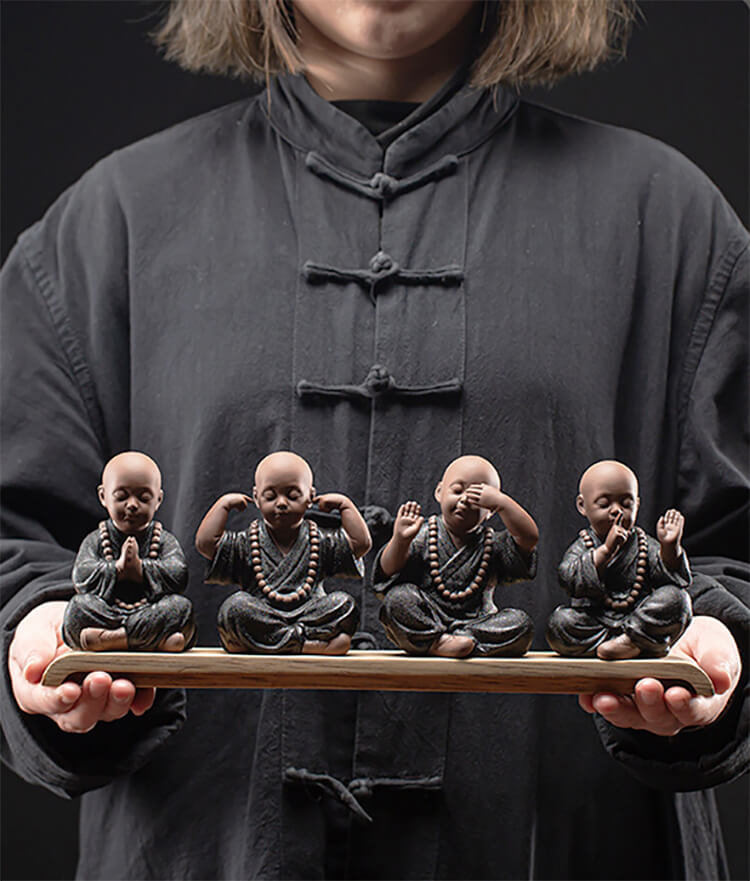 Die "Vier Grundlagen der Meditation" - Mönchsfiguren aus Tonerde