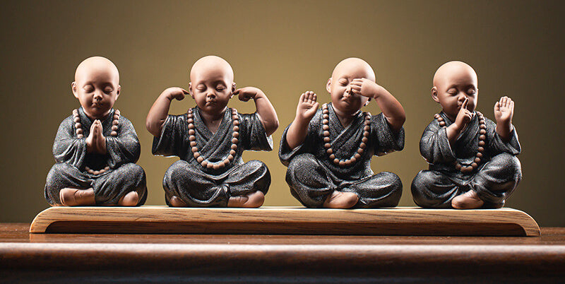 Die "Vier Grundlagen der Meditation" - Mönchsfiguren aus Tonerde