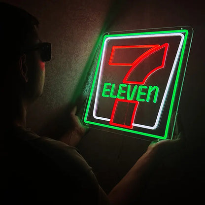 Detailreiche Neon-Wanddekoration: Das klassische 7-Eleven Logo als moderne LED-Leuchte auf Acrylglas