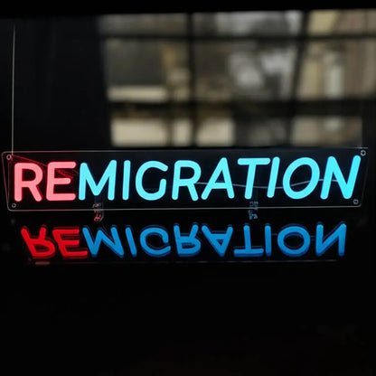 Wand-Leuchtschild mit dem Wort REMIGRATION in einer Rot-Blau-Kombination.
