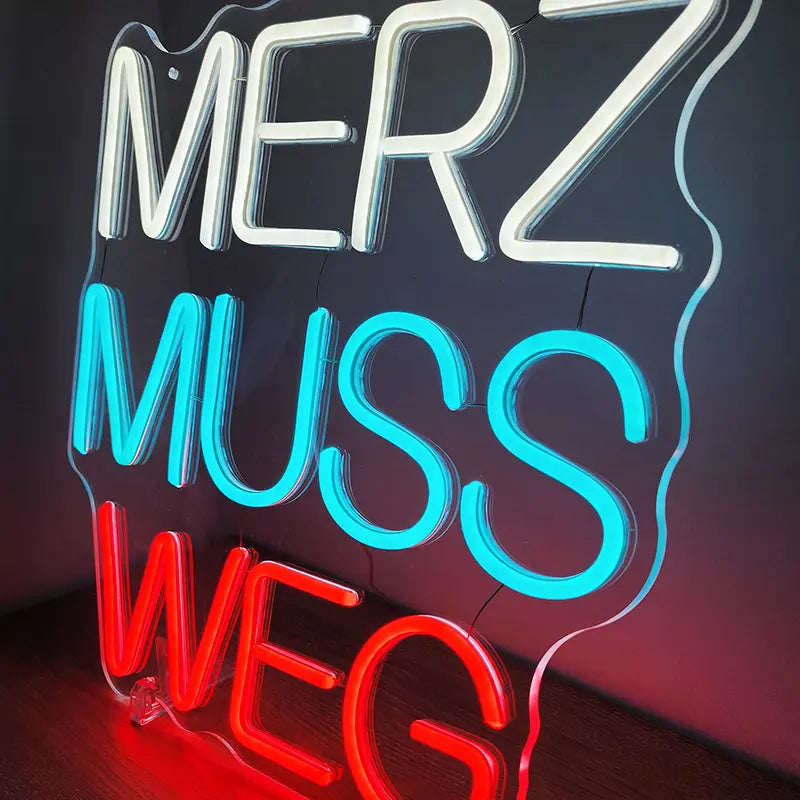 Neon-Leuchtreklame mit dem Kritik-Slogan gegen den CDU-Politiker Friedrich Merz, weiß, hellblau und rot beleuchtet.