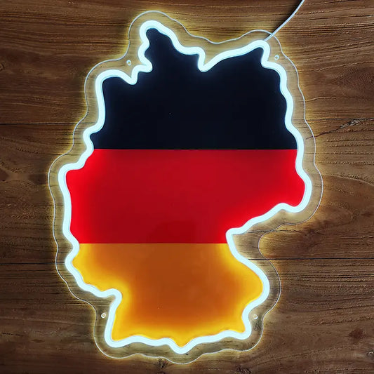 LED-Neonschild in Form der Deutschlandkarte mit schwarzer, roter und goldener Flagge.