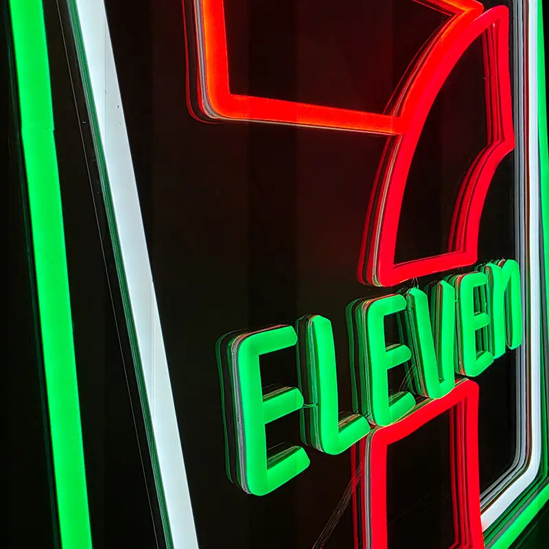 Stimmungsvolle Gaming-Zimmer Beleuchtung mit einem 7-Eleven Neon-Logo für urbanes Flair