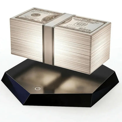 Schwebende GTA Lampe in Form eines rotierenden 100-Dollar-Geldstapels auf schwarzem Sockel.