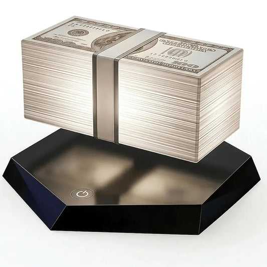 Schwebende GTA Lampe in Form eines rotierenden 100-Dollar-Geldstapels auf schwarzem Sockel.
