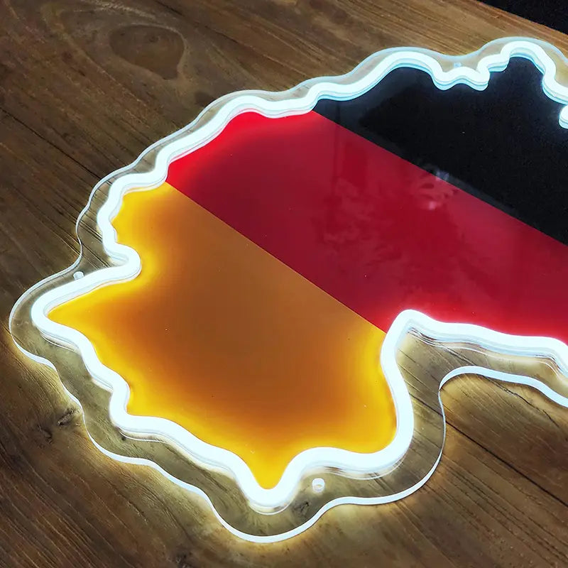 Modernes LED-Neonschild Deutschland in Schwarz-Rot-Gold.