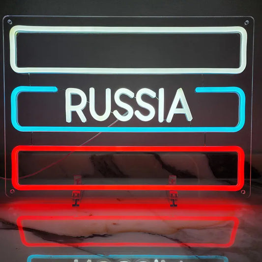 Modernes Neon-Schild mit dem Wort RUSSIA in Weiß, umrahmt von leuchtend blauen und roten Streifen.