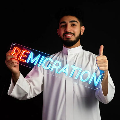 LED-Neon-Schriftzug REMIGRATION in den leuchtenden Farben Rot und Cyan-Blau auf dunklem Untergrund.
