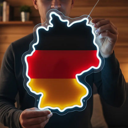 Deutschlandkarte mit leuchtendem LED-Neonrahmen als Wanddeko.