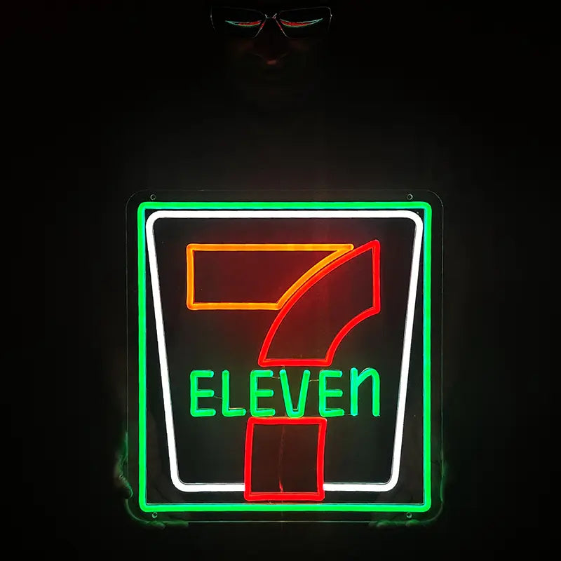 Kreative Raumgestaltung mit einem 7-Eleven Neon-Schild, das einen nostalgischen Street-Vibe erzeugt