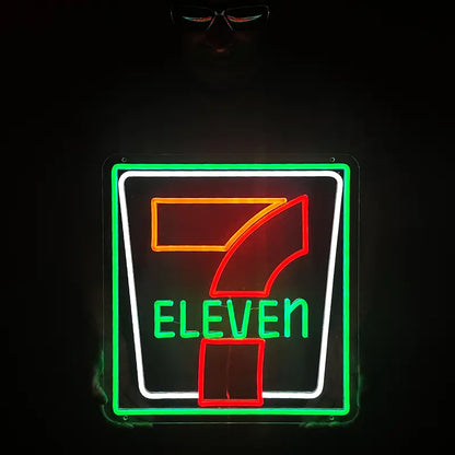 Kreative Raumgestaltung mit einem 7-Eleven Neon-Schild, das einen nostalgischen Street-Vibe erzeugt