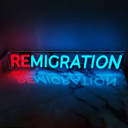 Neon-Schild mit dem Text "REMIGRATION"; die Buchstaben "RE" sind Rot und der Rest Blau beleuchtet.

