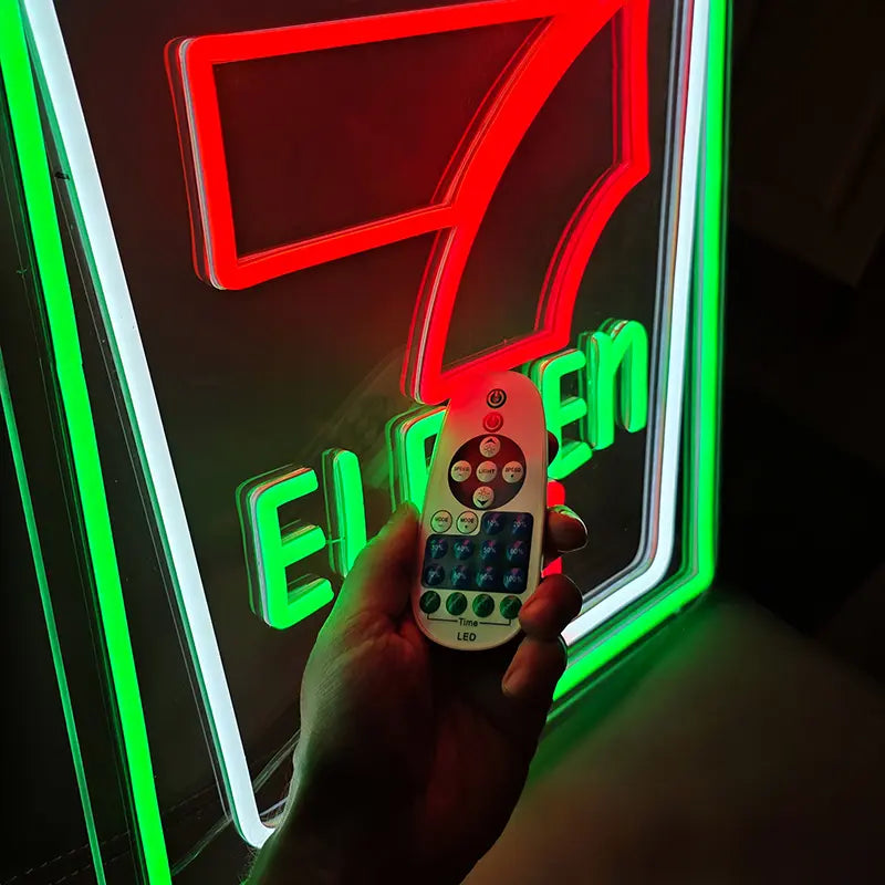 Leuchtendes 7-Eleven Markenschild mit präziser LED-Technik, montiert auf einer transparenten Platte