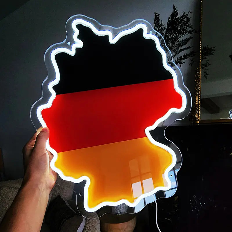 Neon-Leuchtschild mit Deutschland-Silhouette und leuchtender Umrandung.