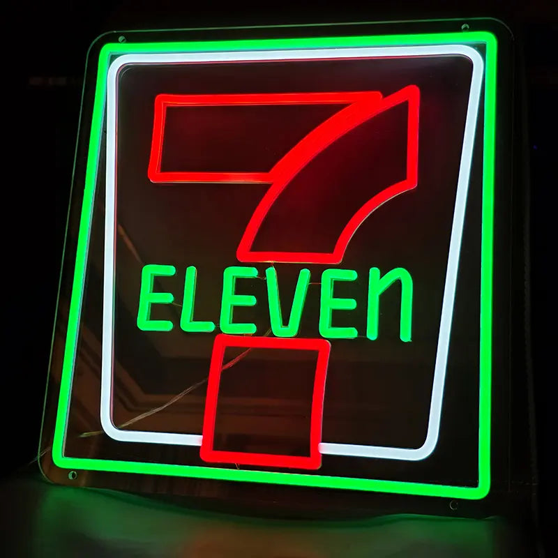 Farbenfrohes LED-Neon-Schild im Design des ikonischen 7-Eleven Logos mit grünen, orangen und roten Akzenten
