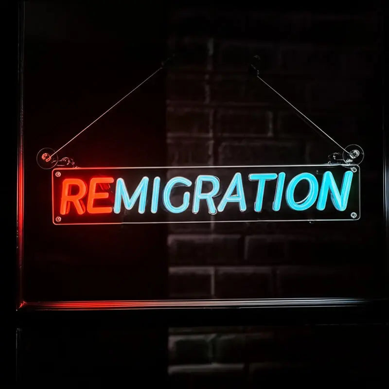 Auffälliger LED-Neon-Schriftzug REMIGRATION, beleuchtet in Rot und Blau, ideal als moderne Innendekoration.
