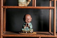 Laden Sie das Bild in den Galerie-Viewer, Meditierender Mönch Premium-Keramikfigur
