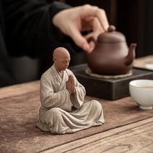 Laden Sie das Bild in den Galerie-Viewer, Mönch in Tiefenmeditation - Aura Aufladung (aus Keramik Handgemacht)
