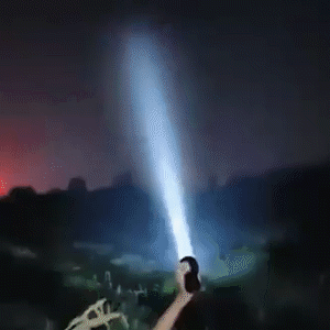 ALONEFIRE - Extrem Helle 50000 Lumen Scheinwerfer-Taschenlampe 40x-Facher Licht Zoom bis zu 1000 m Reichweite