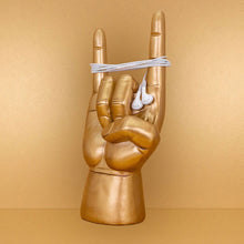 Laden Sie das Bild in den Galerie-Viewer, Mano Cornuto Handzeichen in Gold
