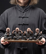 Laden Sie das Bild in den Galerie-Viewer, Die &quot;Vier Grundlagen der Meditation&quot; - Mönchsfiguren aus Tonerde
