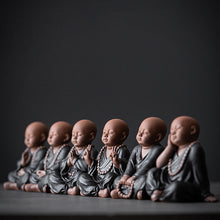Laden Sie das Bild in den Galerie-Viewer, &quot;Sechs kleine Mönche&quot;   Hochwertige Feng-Shui Ton-Skulpturen für Glück und Harmonie im Haus
