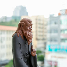 Laden Sie das Bild in den Galerie-Viewer, Premium Handarbeit - &quot;Lao Tzu&quot; Statue aus Keramik in hochwertiger Sicherheitsbox
