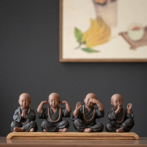 Die "Vier Grundlagen der Meditation" - Mönchsfiguren aus Tonerde