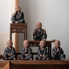 Laden Sie das Bild in den Galerie-Viewer, &quot;Sechs kleine Mönche&quot;   Hochwertige Feng-Shui Ton-Skulpturen für Glück und Harmonie im Haus
