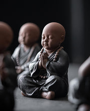 Laden Sie das Bild in den Galerie-Viewer, &quot;Sechs kleine Mönche&quot;   Hochwertige Feng-Shui Ton-Skulpturen für Glück und Harmonie im Haus
