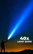 Laden Sie das Bild in den Galerie-Viewer, ALONEFIRE - Extrem Helle 50000 Lumen Scheinwerfer-Taschenlampe 40x-Facher Licht Zoom bis zu 1000 m Reichweite
